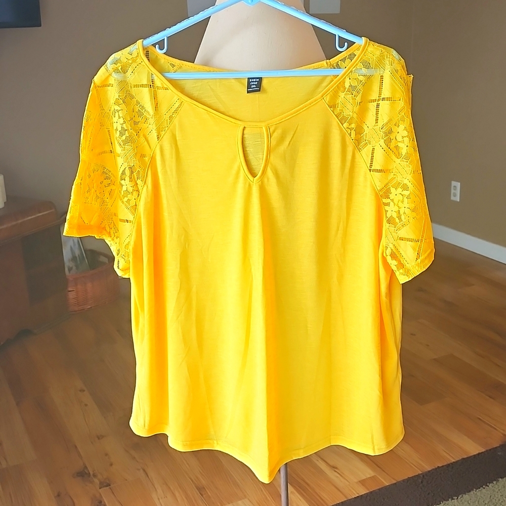 Keyhole Lace Raglan Top